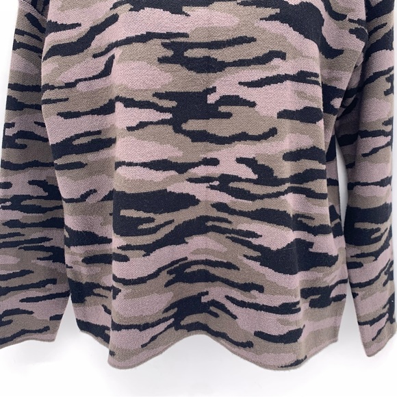 Tahari Camo Print Turtleneck Sweater Size Medium - Picture 3 of 6